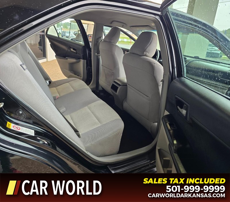 Toyota Camry Vehicle Full-screen Gallery Image 12