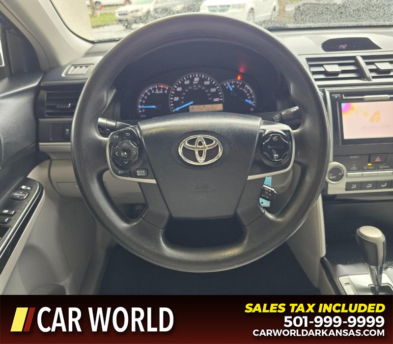 Toyota Camry Vehicle Full-screen Gallery Image 15
