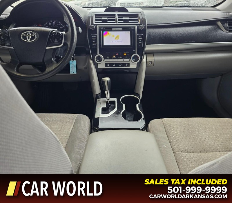 Toyota Camry Vehicle Full-screen Gallery Image 18