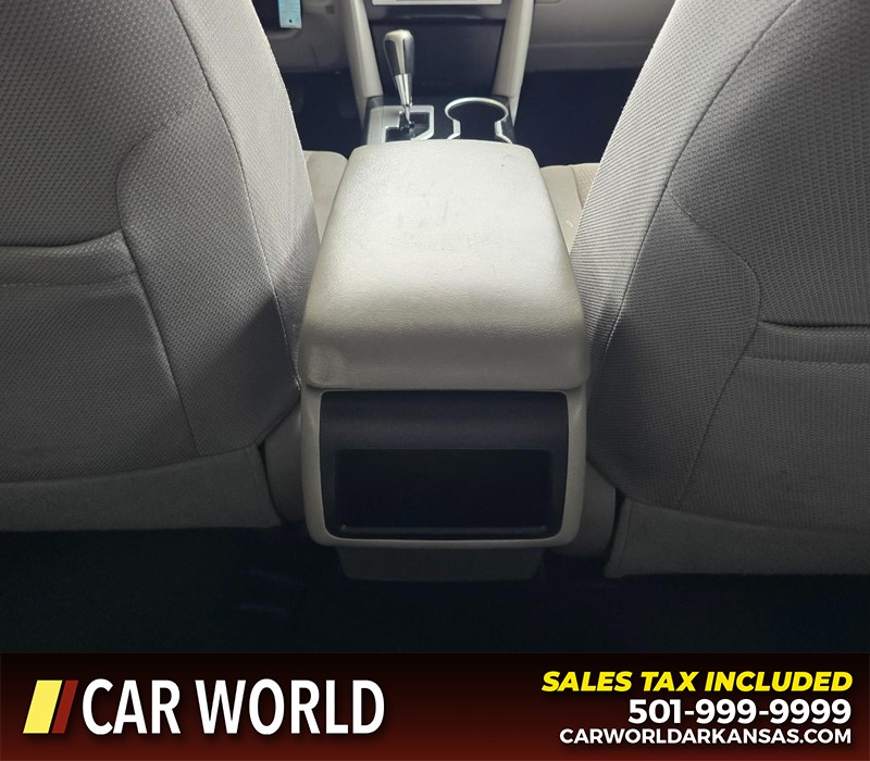 Toyota Camry Vehicle Full-screen Gallery Image 19