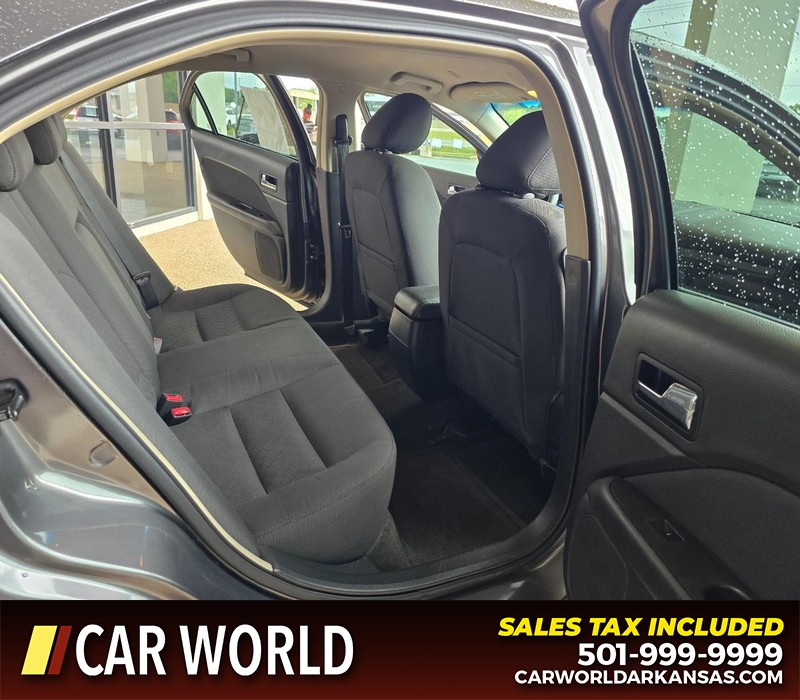 Ford Fusion Vehicle Full-screen Gallery Image 12