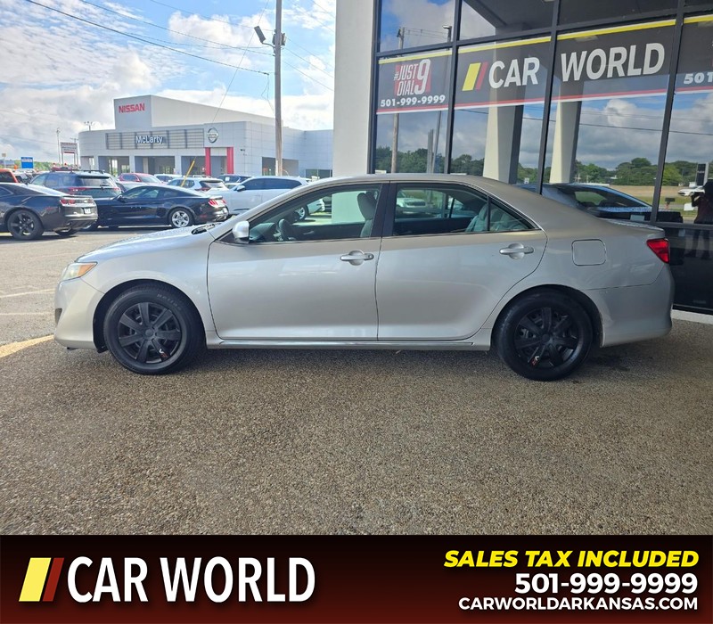Toyota Camry Vehicle Full-screen Gallery Image 4