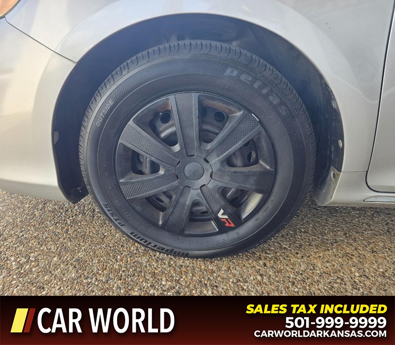 Toyota Camry Vehicle Full-screen Gallery Image 6