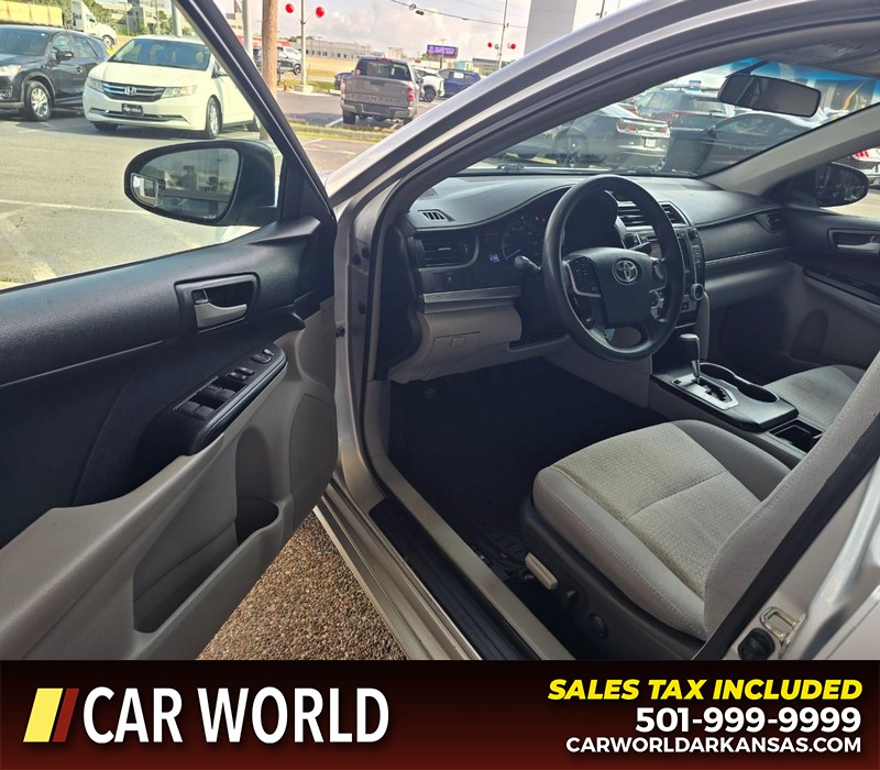 Toyota Camry Vehicle Full-screen Gallery Image 7