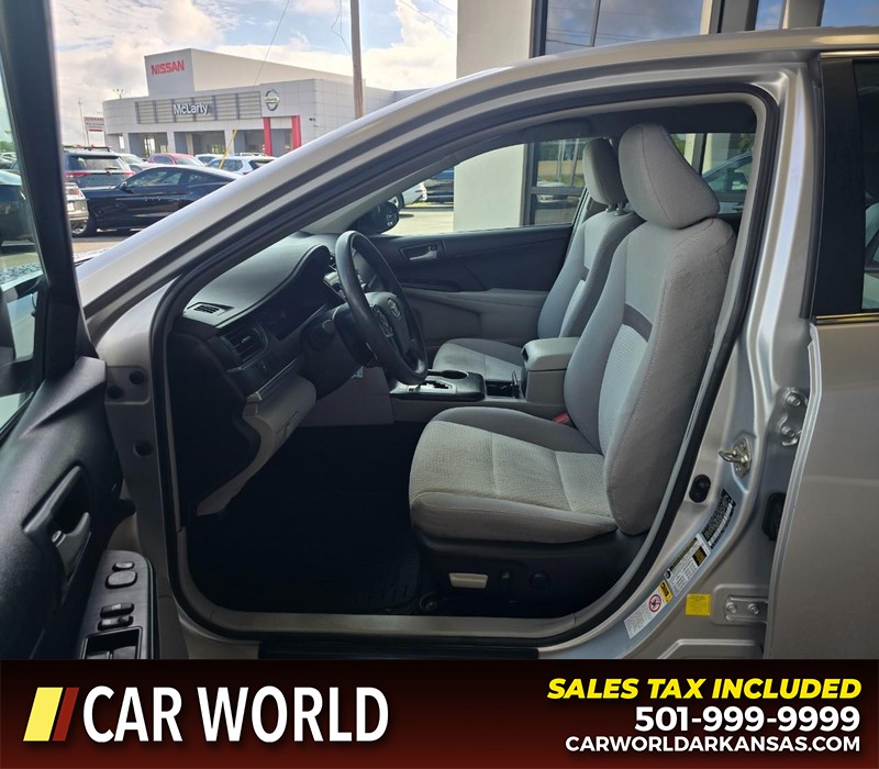 Toyota Camry Vehicle Full-screen Gallery Image 8