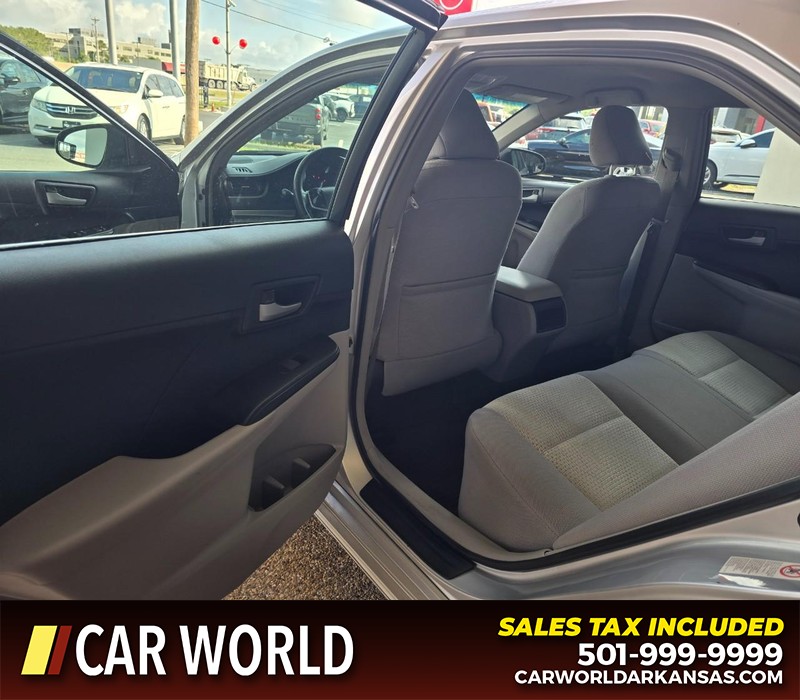 Toyota Camry Vehicle Full-screen Gallery Image 9