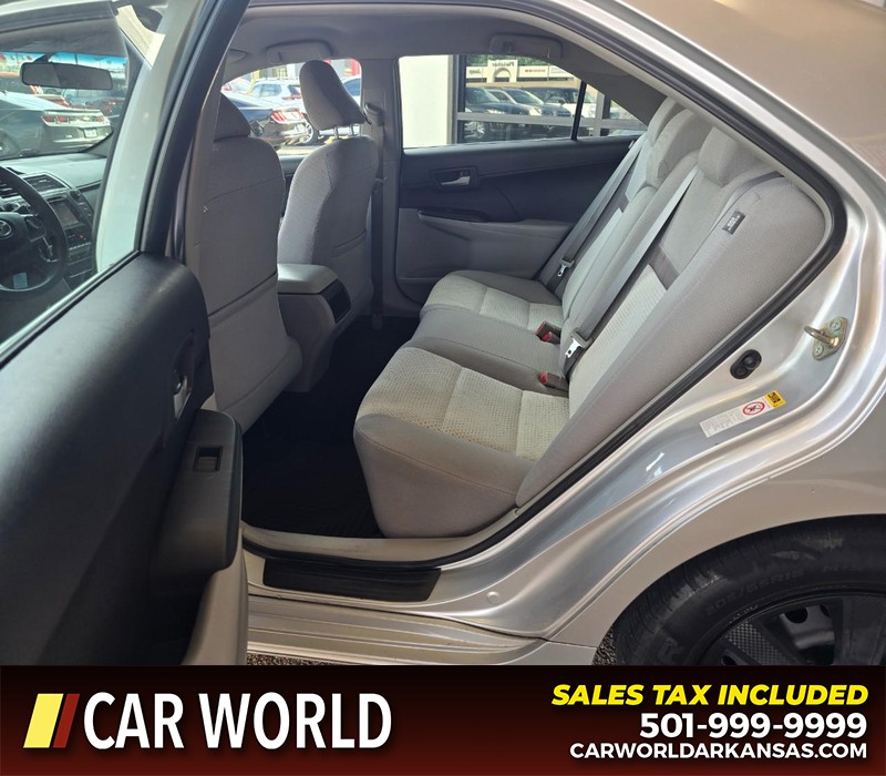 Toyota Camry Vehicle Full-screen Gallery Image 10