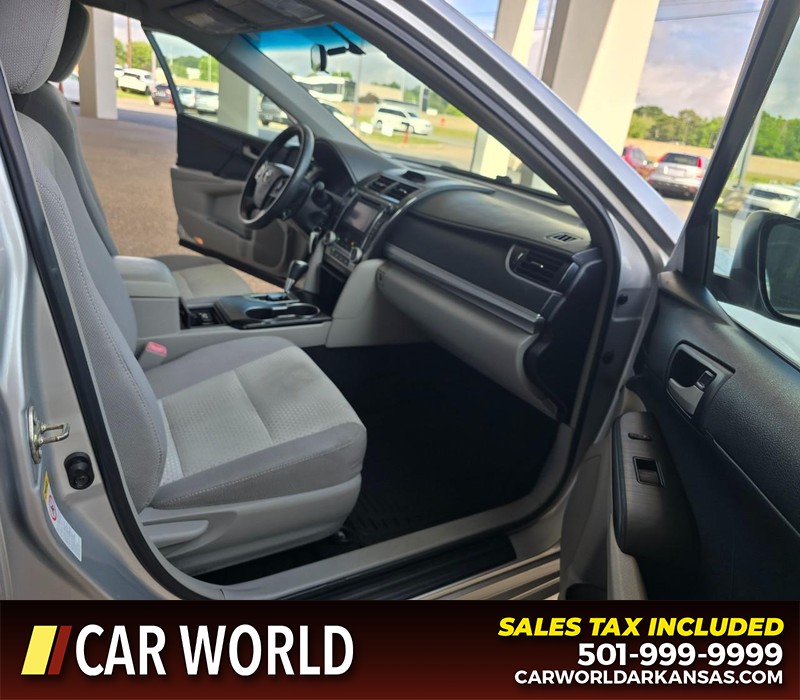 Toyota Camry Vehicle Full-screen Gallery Image 11