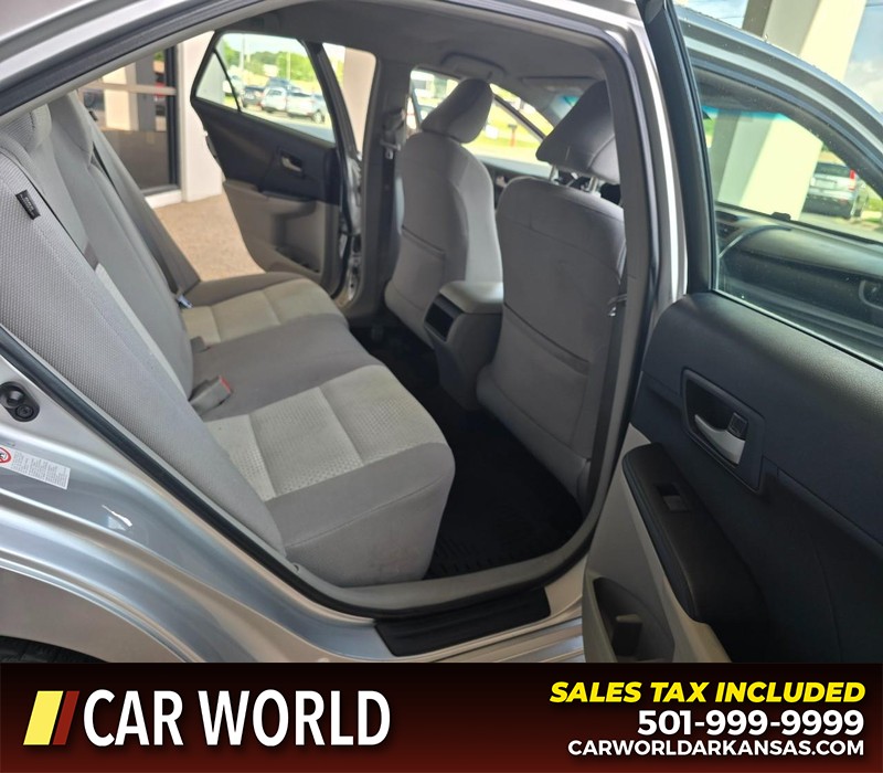 Toyota Camry Vehicle Full-screen Gallery Image 12