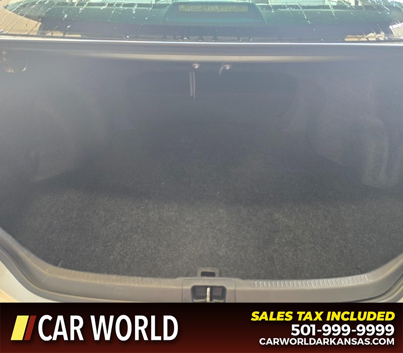 Toyota Camry Vehicle Full-screen Gallery Image 13