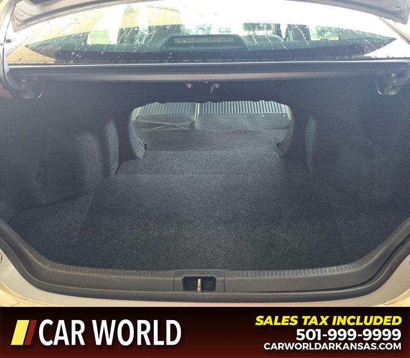 Toyota Camry Vehicle Full-screen Gallery Image 14