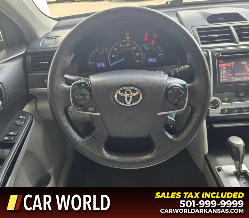 Toyota Camry Vehicle Full-screen Gallery Image 15