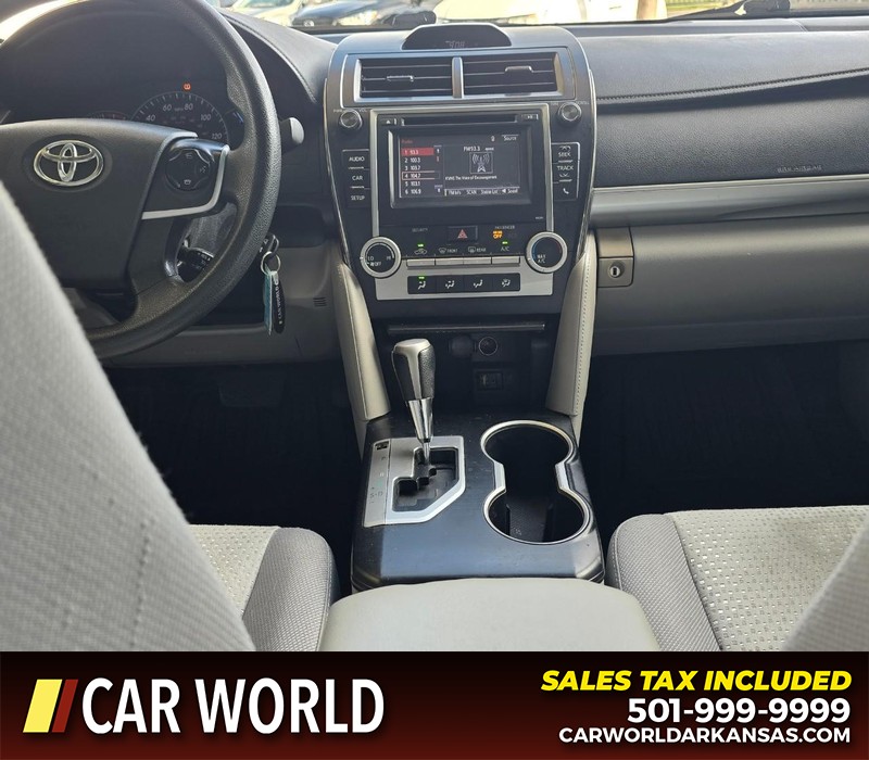 Toyota Camry Vehicle Full-screen Gallery Image 18