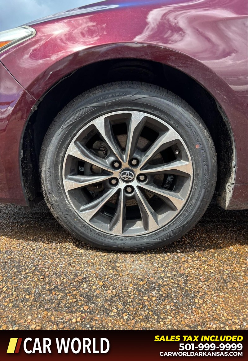 Toyota Avalon Vehicle Full-screen Gallery Image 11