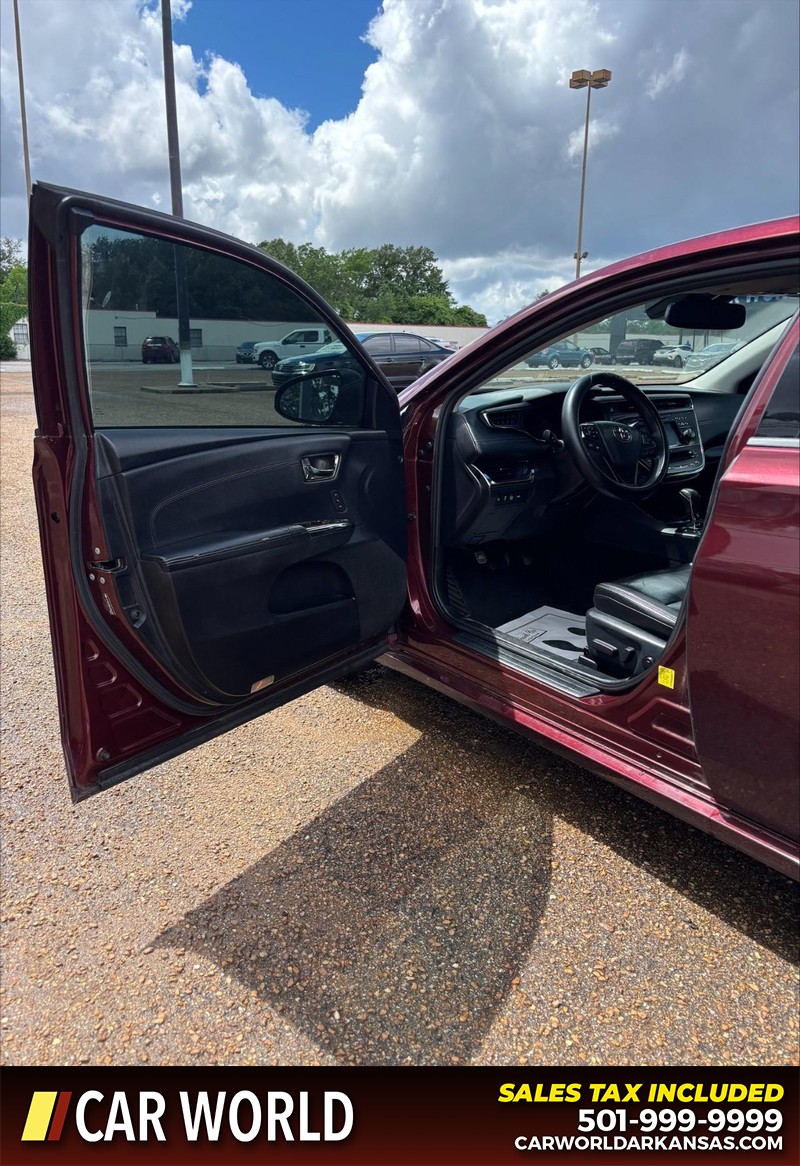 Toyota Avalon Vehicle Full-screen Gallery Image 12