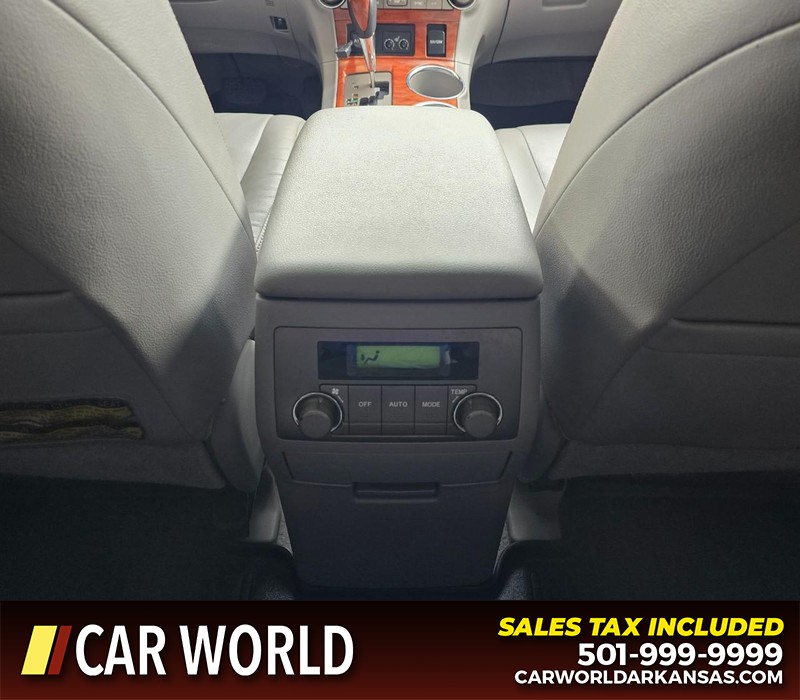 Toyota Highlander Vehicle Full-screen Gallery Image 24