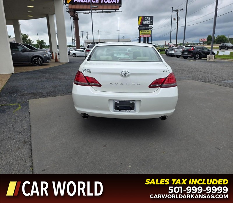 Toyota Avalon Vehicle Full-screen Gallery Image 5