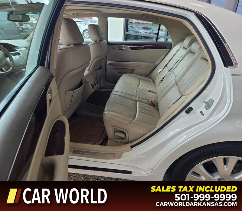 Toyota Avalon Vehicle Full-screen Gallery Image 10