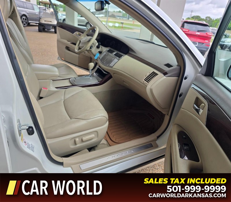 Toyota Avalon Vehicle Full-screen Gallery Image 11