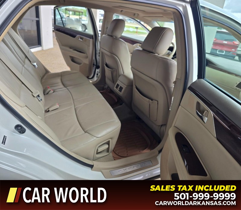 Toyota Avalon Vehicle Full-screen Gallery Image 12
