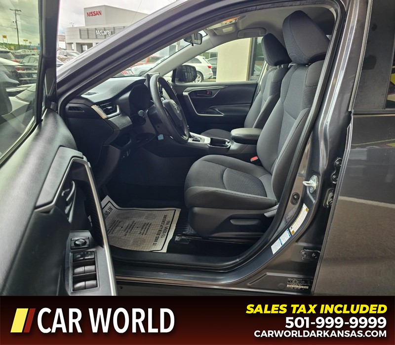 Toyota RAV4 Vehicle Full-screen Gallery Image 8