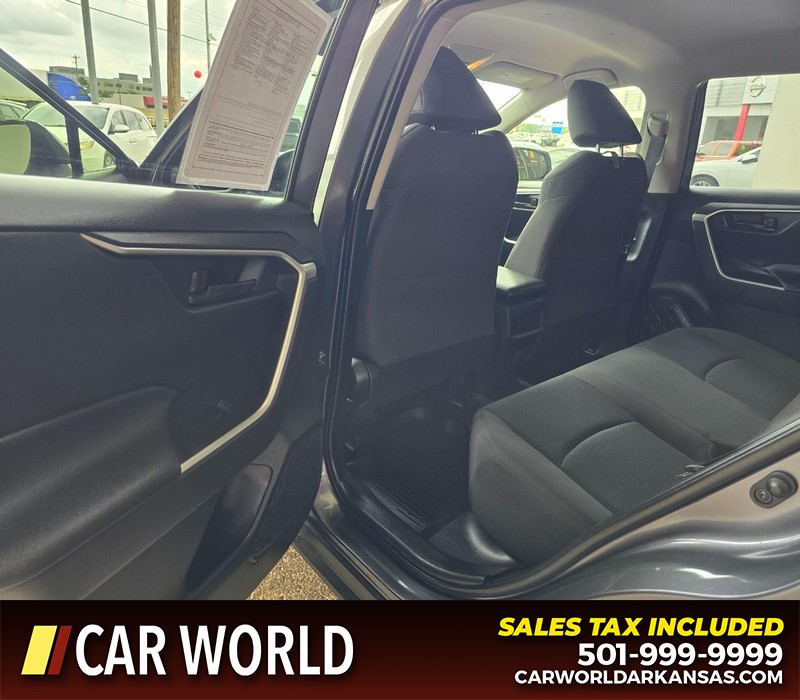 Toyota RAV4 Vehicle Full-screen Gallery Image 9