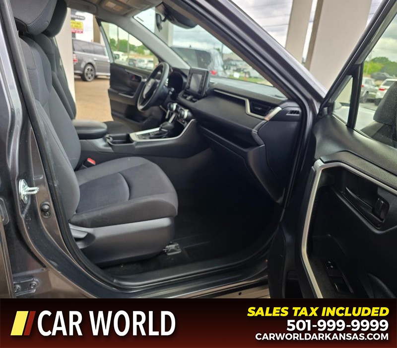 Toyota RAV4 Vehicle Full-screen Gallery Image 11