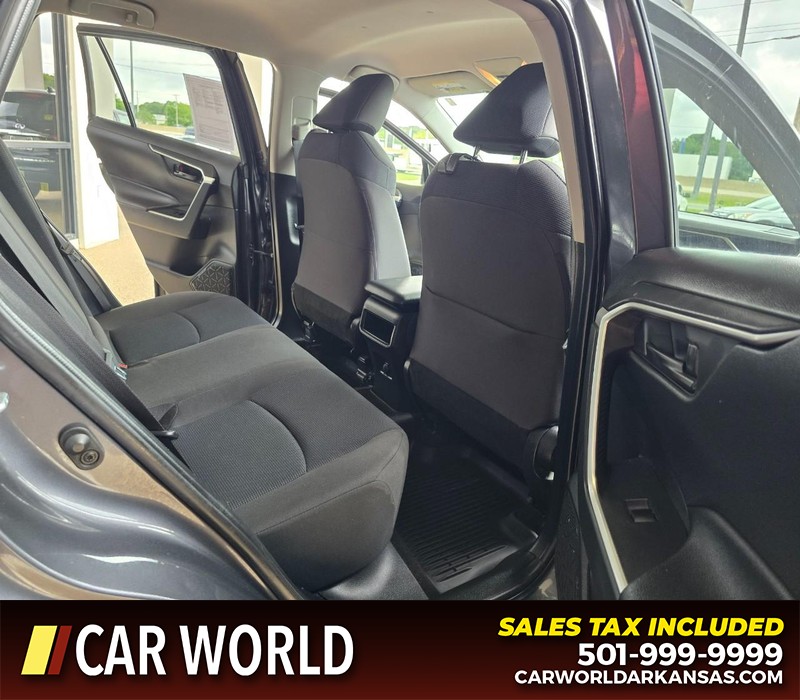 Toyota RAV4 Vehicle Full-screen Gallery Image 12