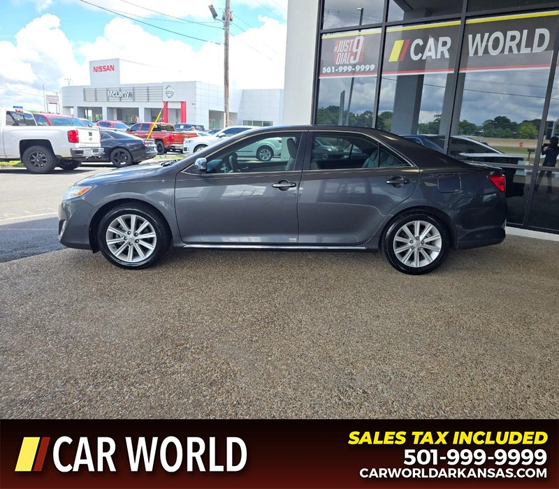 Toyota Camry Vehicle Full-screen Gallery Image 4