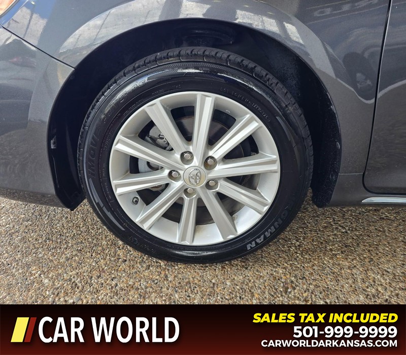 Toyota Camry Vehicle Full-screen Gallery Image 6