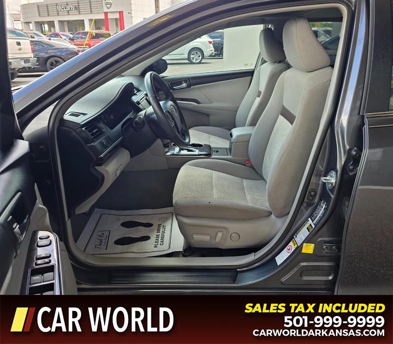 Toyota Camry Vehicle Full-screen Gallery Image 8