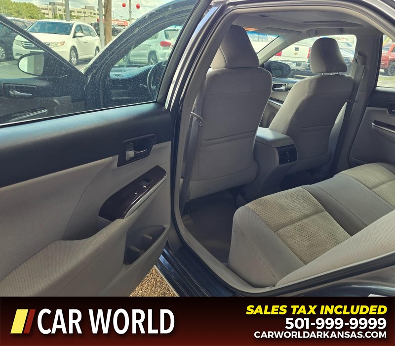 Toyota Camry Vehicle Full-screen Gallery Image 9