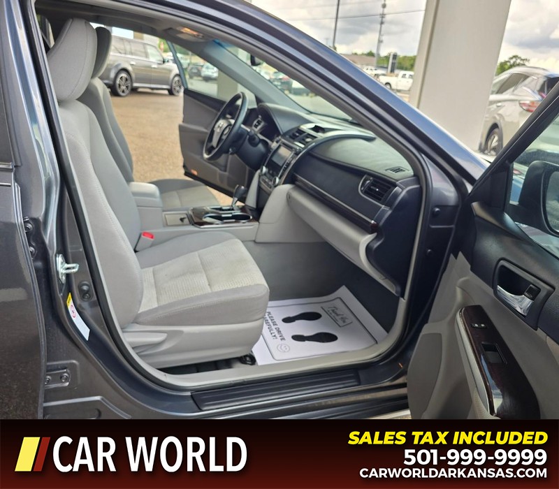 Toyota Camry Vehicle Full-screen Gallery Image 11