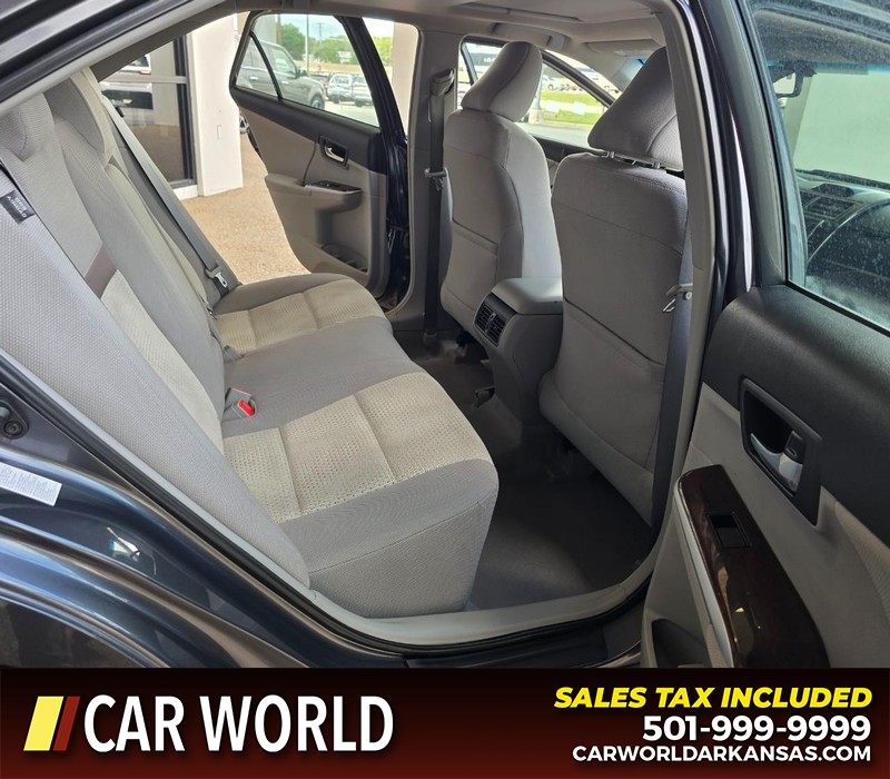 Toyota Camry Vehicle Full-screen Gallery Image 12