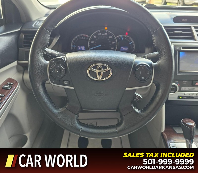 Toyota Camry Vehicle Full-screen Gallery Image 15