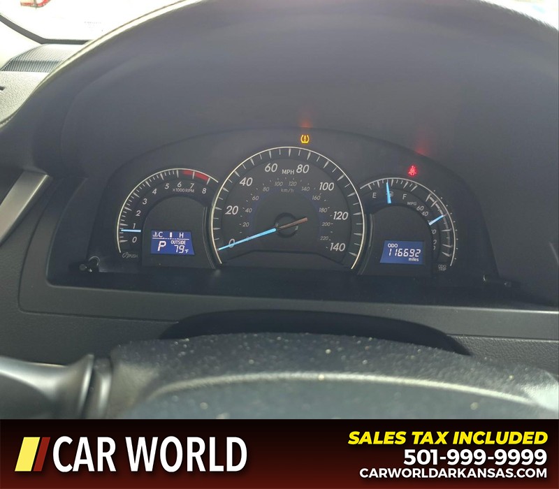 Toyota Camry Vehicle Full-screen Gallery Image 17