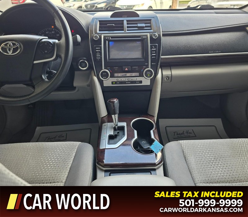 Toyota Camry Vehicle Full-screen Gallery Image 18