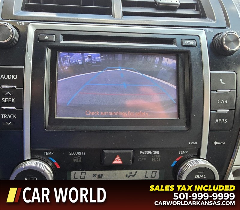 Toyota Camry Vehicle Full-screen Gallery Image 20