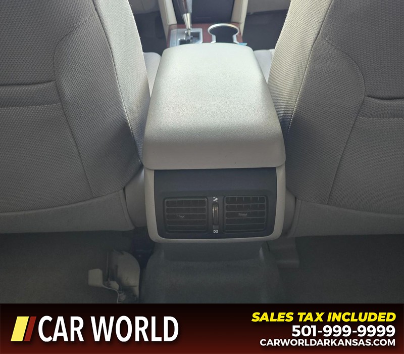Toyota Camry Vehicle Full-screen Gallery Image 22