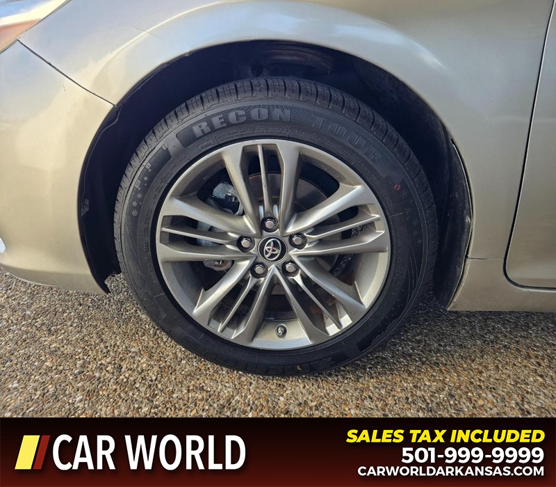 Toyota Camry Vehicle Full-screen Gallery Image 6