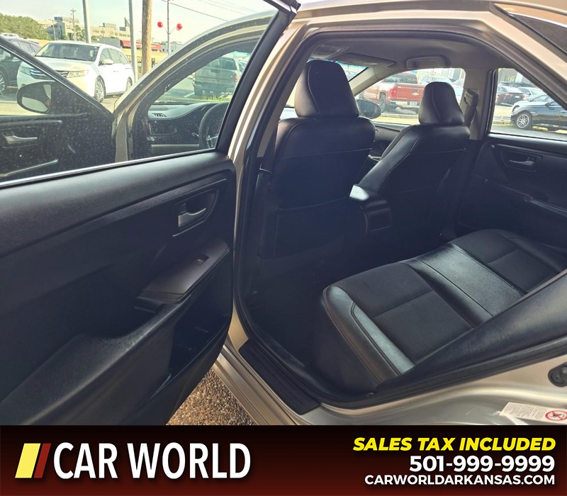 Toyota Camry Vehicle Full-screen Gallery Image 9