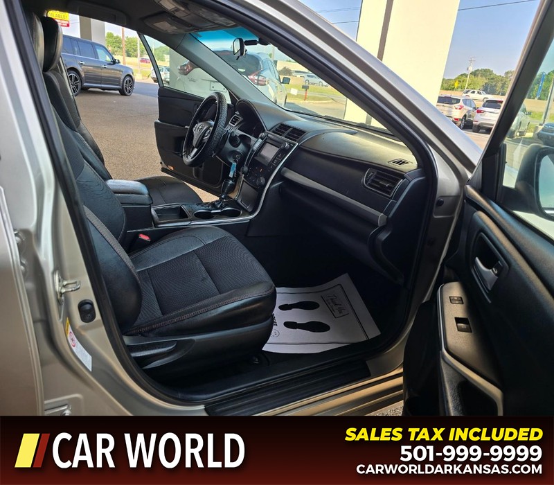 Toyota Camry Vehicle Full-screen Gallery Image 11