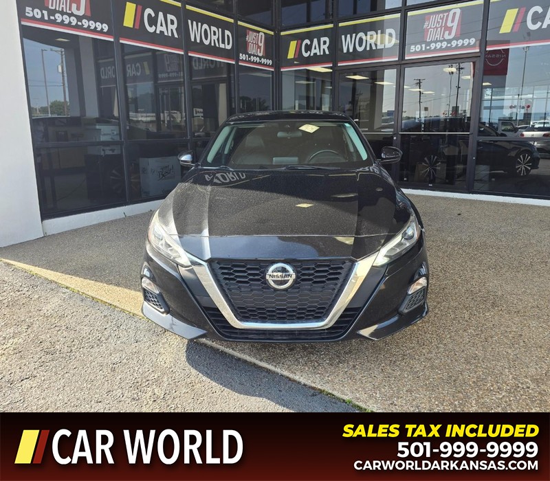 Nissan Altima Vehicle Full-screen Gallery Image 2