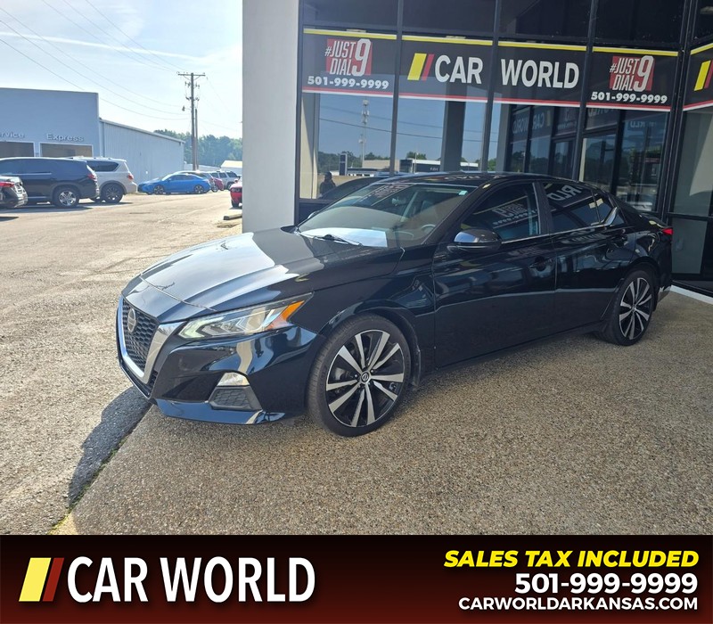 Nissan Altima Vehicle Full-screen Gallery Image 3