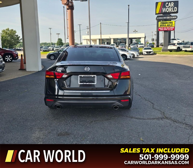 Nissan Altima Vehicle Full-screen Gallery Image 5