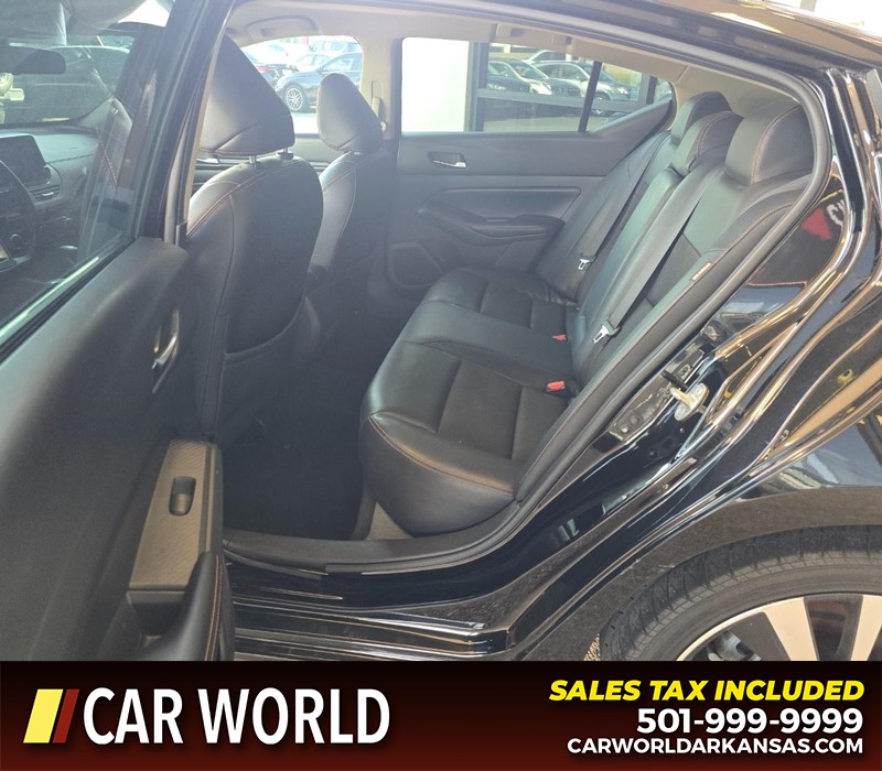 Nissan Altima Vehicle Full-screen Gallery Image 10