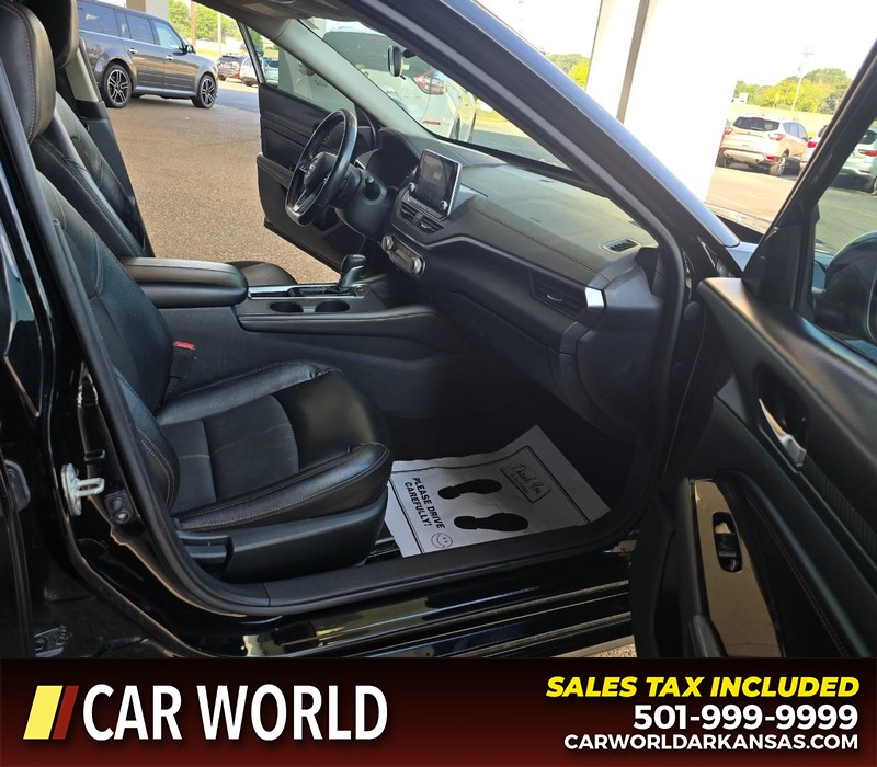 Nissan Altima Vehicle Full-screen Gallery Image 11