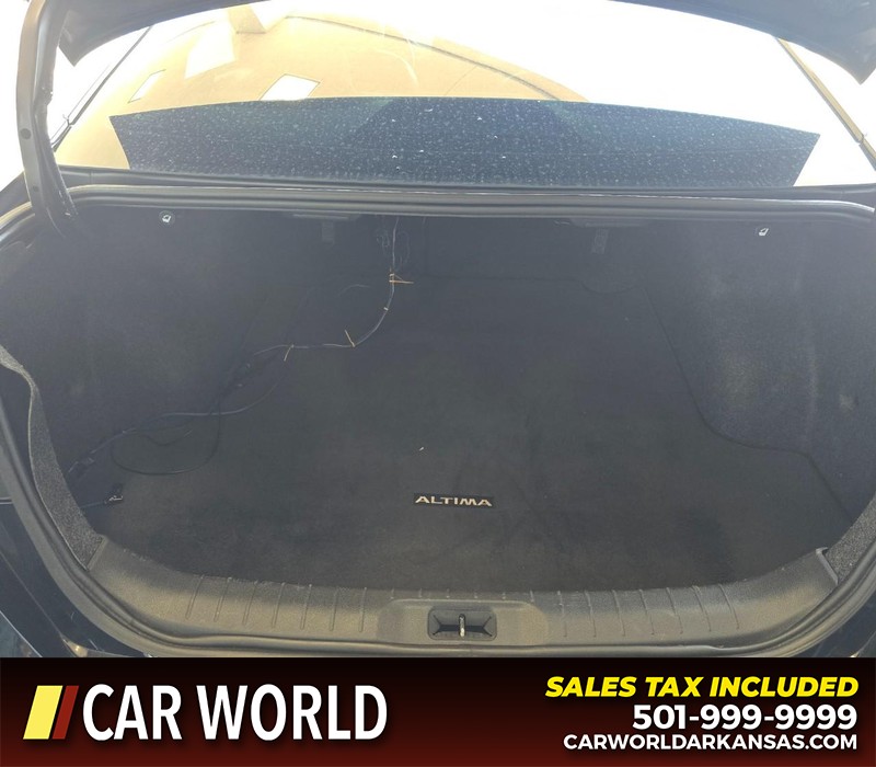 Nissan Altima Vehicle Full-screen Gallery Image 13