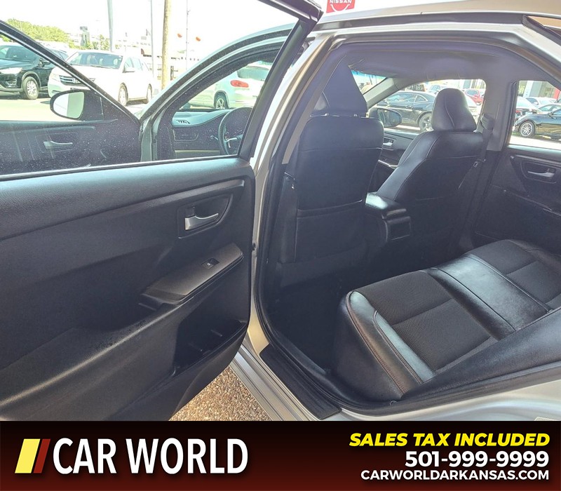 Toyota Camry Vehicle Full-screen Gallery Image 9