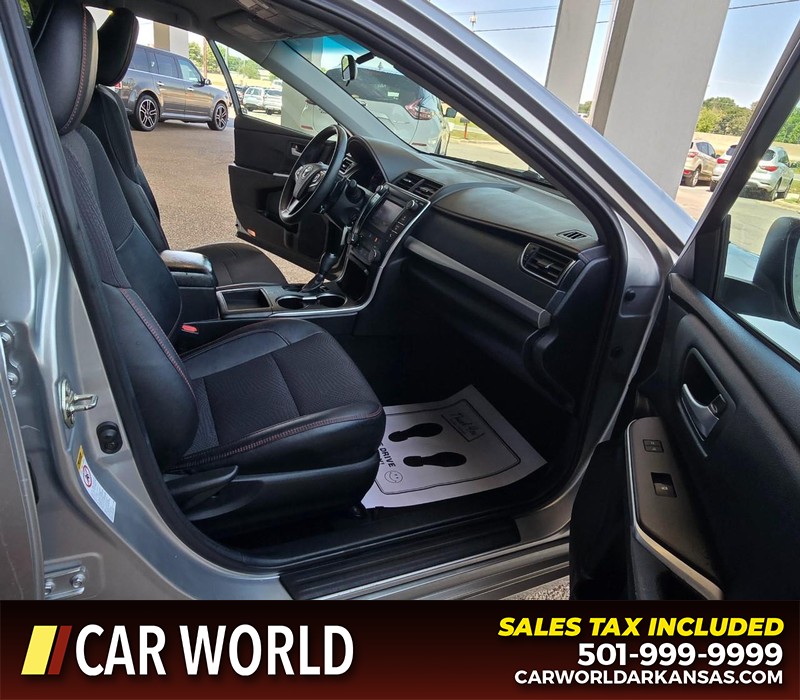 Toyota Camry Vehicle Full-screen Gallery Image 11